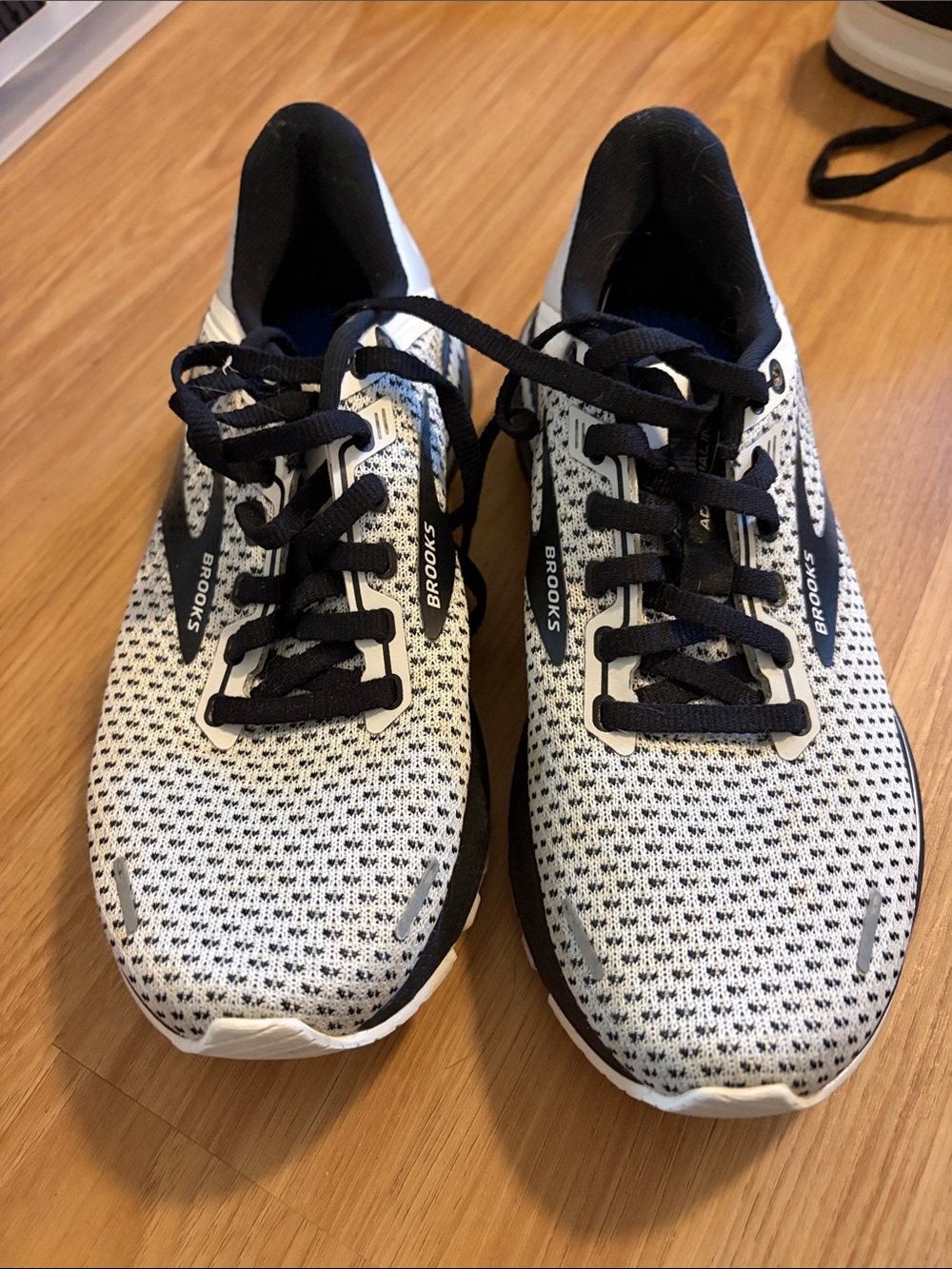 Brooks women’s White and Black Mesh Running Sneakers